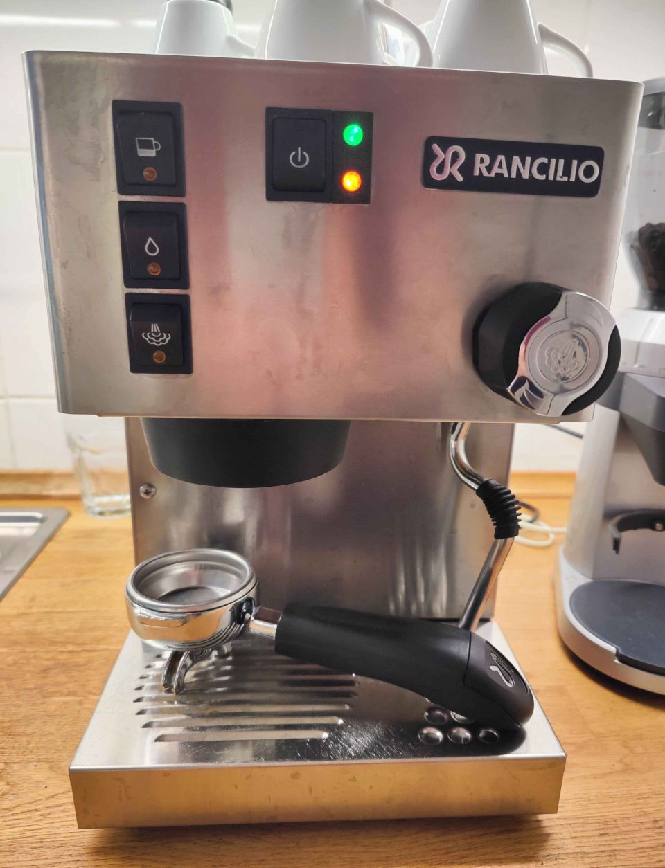 Front view of a Rancilio Silvia espresso machine